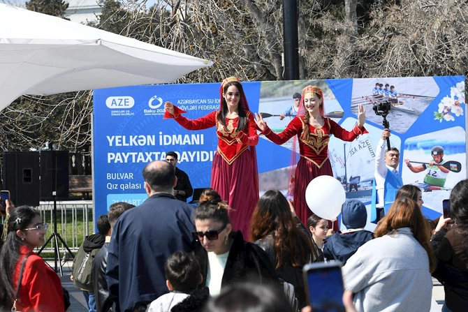 Bakıda Xəzərin suları avarçəkmə və yelkənli qayıqlarla bəzəndi — FOTOLAR