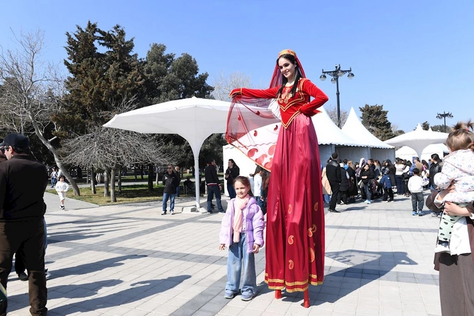 Bakıda Xəzərin suları avarçəkmə və yelkənli qayıqlarla bəzəndi — FOTOLAR