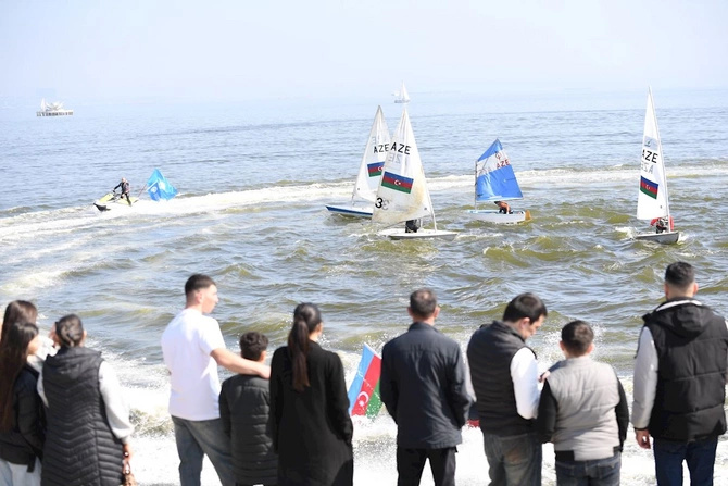 Bakıda Xəzərin suları avarçəkmə və yelkənli qayıqlarla bəzəndi — FOTOLAR