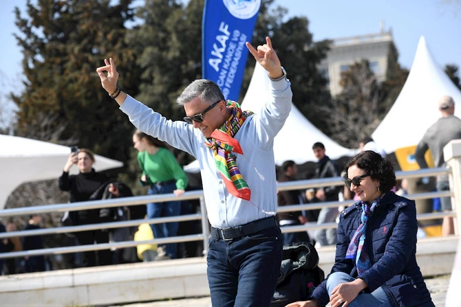 Bakıda Xəzərin suları avarçəkmə və yelkənli qayıqlarla bəzəndi — FOTOLAR
