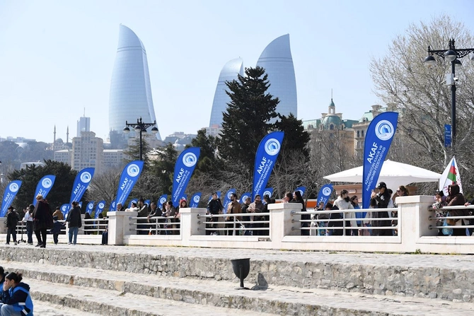 Bakıda Xəzərin suları avarçəkmə və yelkənli qayıqlarla bəzəndi — FOTOLAR