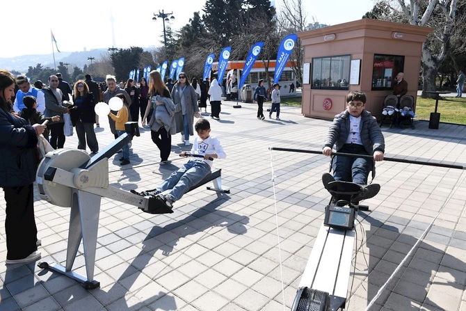 Bakıda Xəzərin suları avarçəkmə və yelkənli qayıqlarla bəzəndi — FOTOLAR