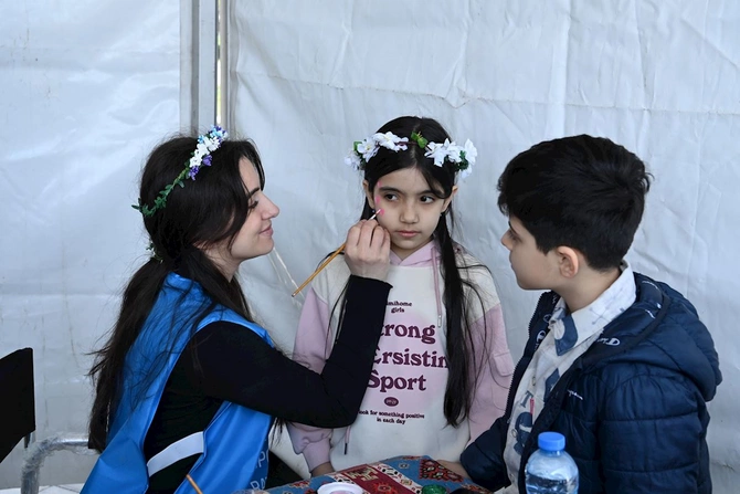 Bakıda Xəzərin suları avarçəkmə və yelkənli qayıqlarla bəzəndi — FOTOLAR