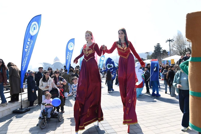 Bakıda Xəzərin suları avarçəkmə və yelkənli qayıqlarla bəzəndi — FOTOLAR