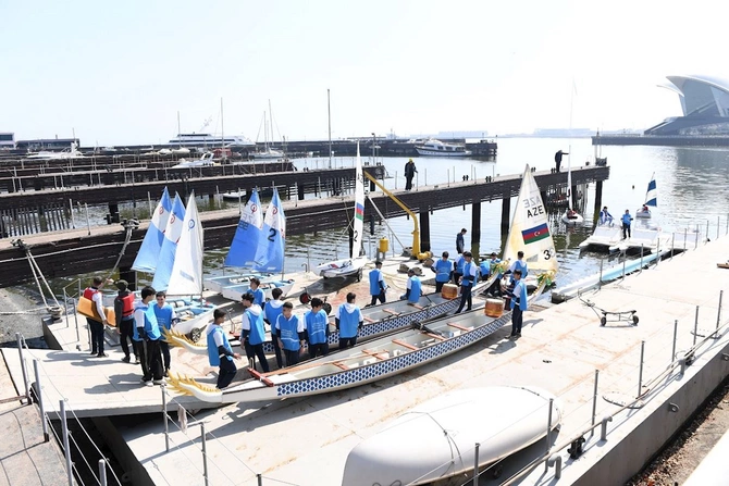 Bakıda Xəzərin suları avarçəkmə və yelkənli qayıqlarla bəzəndi — FOTOLAR