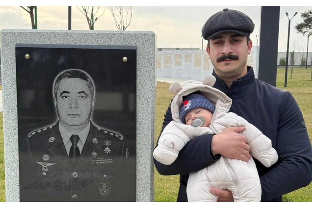 Oğlu və nəvəsi məzarı başında...
