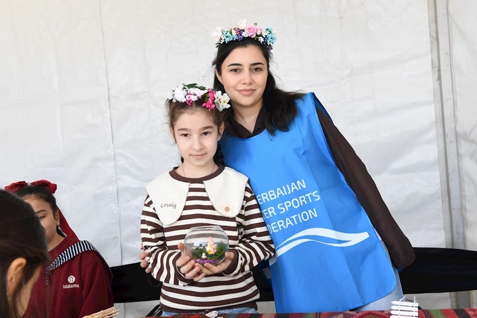 Bakıda Xəzərin suları avarçəkmə və yelkənli qayıqlarla bəzəndi — FOTOLAR