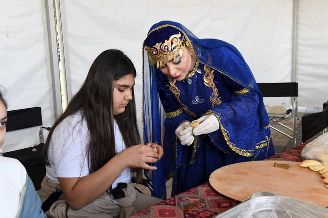 Bakıda Xəzərin suları avarçəkmə və yelkənli qayıqlarla bəzəndi — FOTOLAR