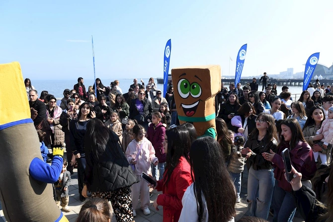 Bakıda Xəzərin suları avarçəkmə və yelkənli qayıqlarla bəzəndi — FOTOLAR