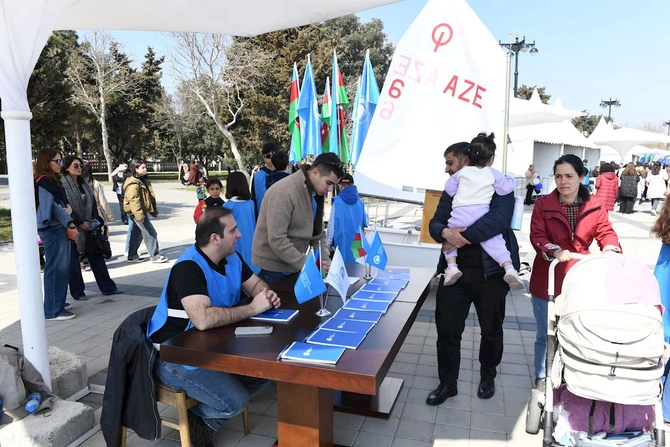 Bakıda Xəzərin suları avarçəkmə və yelkənli qayıqlarla bəzəndi — FOTOLAR