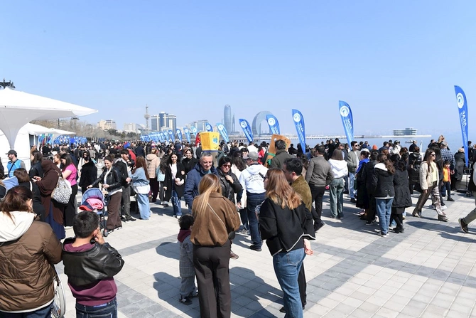 Bakıda Xəzərin suları avarçəkmə və yelkənli qayıqlarla bəzəndi — FOTOLAR
