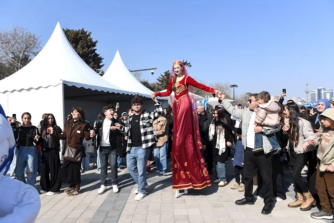 Bakıda Xəzərin suları avarçəkmə və yelkənli qayıqlarla bəzəndi — FOTOLAR