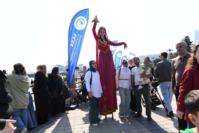 Bakıda Xəzərin suları avarçəkmə və yelkənli qayıqlarla bəzəndi — FOTOLAR