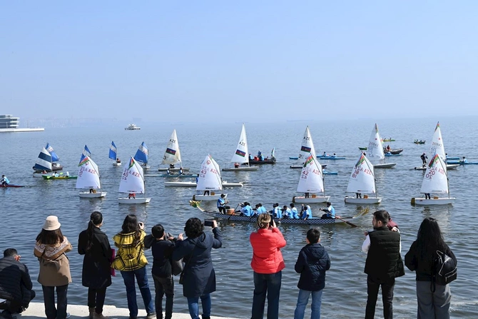 Bakıda Xəzərin suları avarçəkmə və yelkənli qayıqlarla bəzəndi — FOTOLAR
