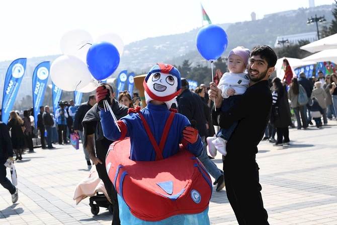 Bakıda Xəzərin suları avarçəkmə və yelkənli qayıqlarla bəzəndi — FOTOLAR