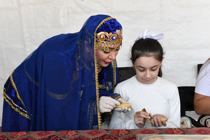 Bakıda Xəzərin suları avarçəkmə və yelkənli qayıqlarla bəzəndi — FOTOLAR