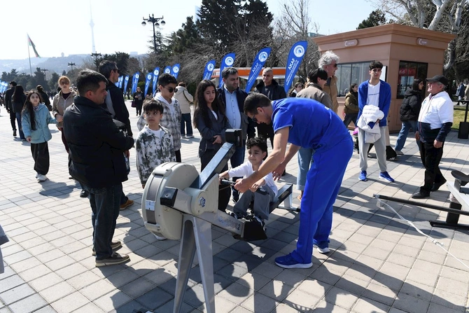 Bakıda Xəzərin suları avarçəkmə və yelkənli qayıqlarla bəzəndi — FOTOLAR