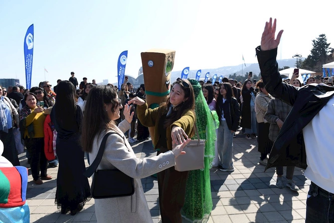 Bakıda Xəzərin suları avarçəkmə və yelkənli qayıqlarla bəzəndi — FOTOLAR