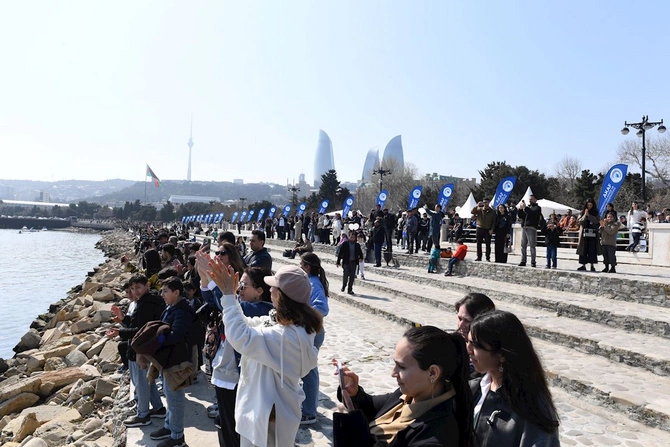 Bakıda Xəzərin suları avarçəkmə və yelkənli qayıqlarla bəzəndi — FOTOLAR