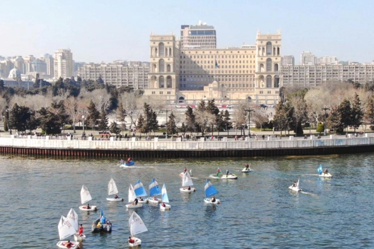 Bakıda Xəzərin suları avarçəkmə və yelkənli qayıqlarla bəzəndi — FOTOLAR