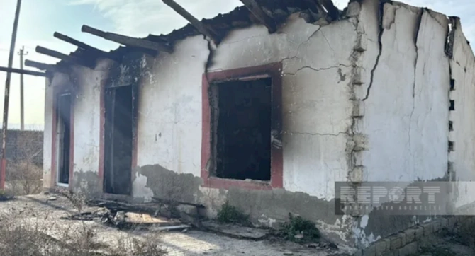 Sumqayıt sakininin evi yanaraq kül oldu — FOTOLAR Sumqayıt sakininin evi yanaraq kül oldu — FOTOLAR