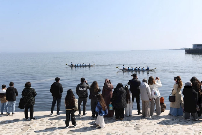Bakıda Xəzərin suları avarçəkmə və yelkənli qayıqlarla bəzəndi — FOTOLAR