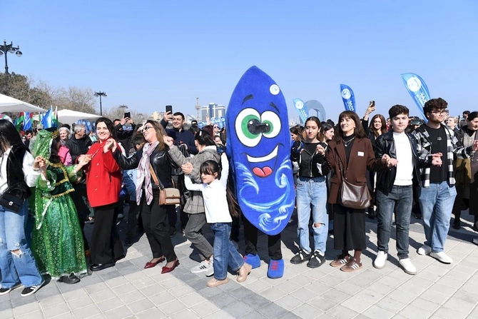 Bakıda Xəzərin suları avarçəkmə və yelkənli qayıqlarla bəzəndi — FOTOLAR