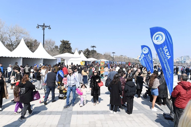 Bakıda Xəzərin suları avarçəkmə və yelkənli qayıqlarla bəzəndi — FOTOLAR