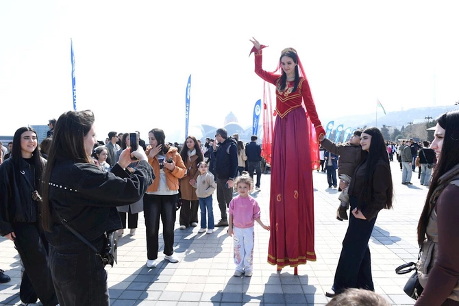 Bakıda Xəzərin suları avarçəkmə və yelkənli qayıqlarla bəzəndi — FOTOLAR