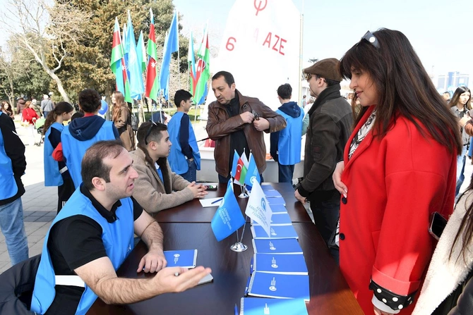 Bakıda Xəzərin suları avarçəkmə və yelkənli qayıqlarla bəzəndi — FOTOLAR