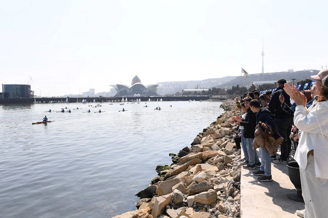 Bakıda Xəzərin suları avarçəkmə və yelkənli qayıqlarla bəzəndi — FOTOLAR
