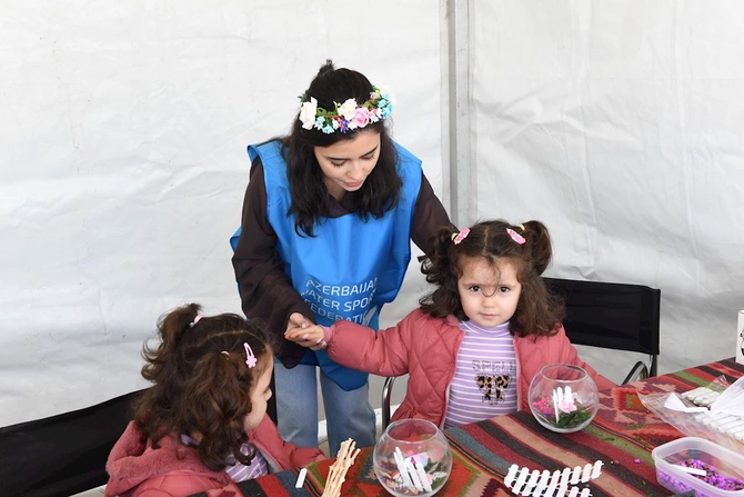 Bakıda Xəzərin suları avarçəkmə və yelkənli qayıqlarla bəzəndi — FOTOLAR