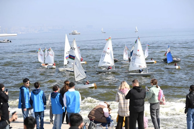 Bakıda Xəzərin suları avarçəkmə və yelkənli qayıqlarla bəzəndi — FOTOLAR