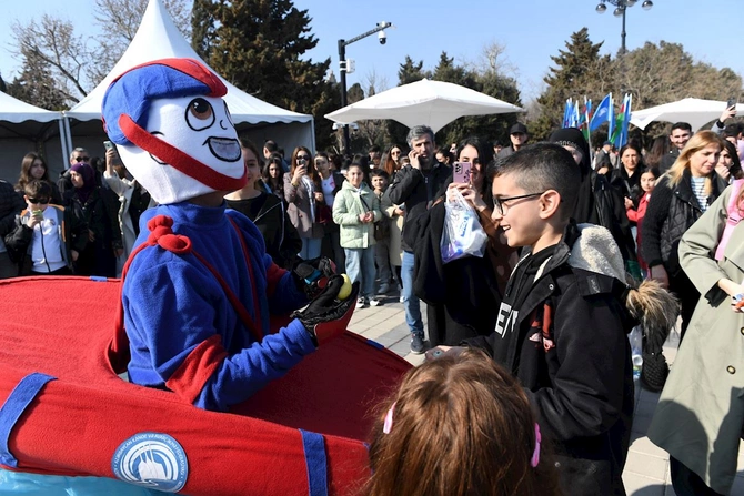Bakıda Xəzərin suları avarçəkmə və yelkənli qayıqlarla bəzəndi — FOTOLAR