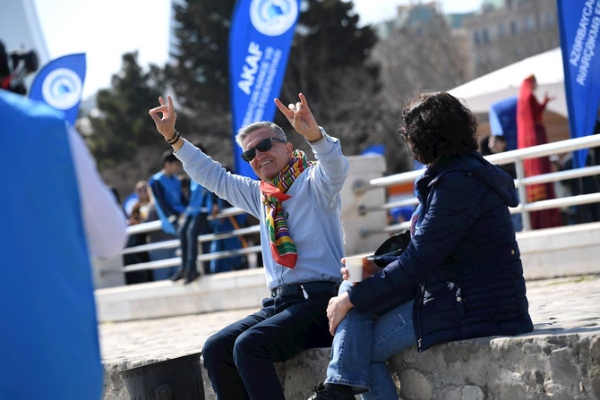 Bakıda Xəzərin suları avarçəkmə və yelkənli qayıqlarla bəzəndi — FOTOLAR