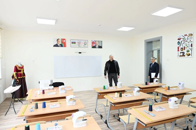 İlham Əliyev Şamaxı Avropa liseyinin yeni binasının açılışında iştirak etdi — FOTOLAR İlham Əliyev Şamaxı Avropa liseyinin yeni binasının açılışında iştirak etdi — FOTOLAR