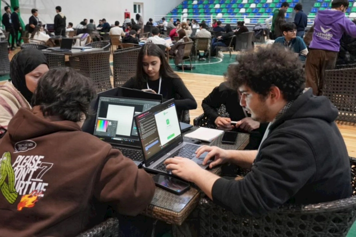 “Urban Hackathon 2026”da gənclər dayanıqlı şəhər mobilliyi üçün həllər təqdim edib
