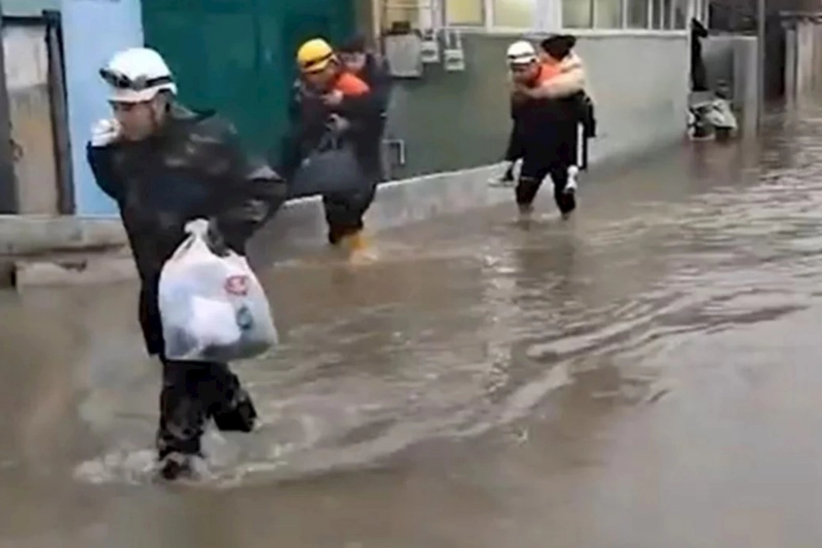 Bakının iki rayonunda yaşayış evlərinin həyətyanı sahələrini su basdı: Sakinlər təxliyə edildilər — VİDEO