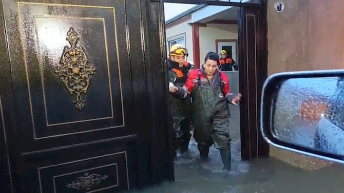 42 nəfər subasmaya görə təxliyyə edildi — YENİLƏNİB (VİDEO/FOTOLAR)