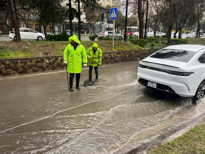 Şəhərin kommunal xidmətləri gücləndirilmiş iş rejimində çalışır — FOTOLAR Şəhərin kommunal xidmətləri gücləndirilmiş iş rejimində çalışır — FOTOLAR