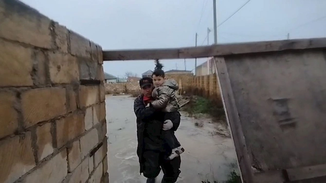42 nəfər subasmaya görə təxliyyə edildi — YENİLƏNİB (VİDEO/FOTOLAR)