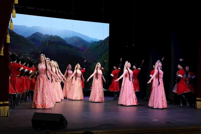Prezident Dərbənddə Azərbaycan Dövlət Musiqili Dram Teatrının açılışı münasibətilə təbrik ünvanlayıb — FOTOLAR