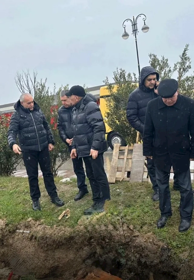 Bakının bəzi ərazilərində yağış kollektorlarında problem yaranıb — İcra başçıları hadisə yerində (FOTO)