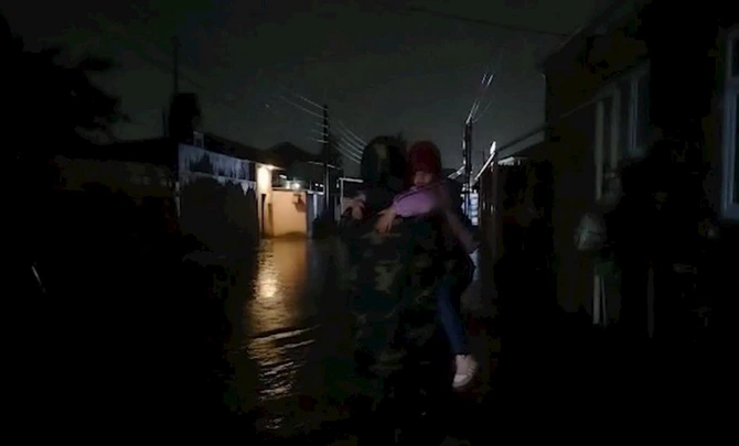 42 nəfər subasmaya görə təxliyyə edildi — YENİLƏNİB (VİDEO/FOTOLAR)