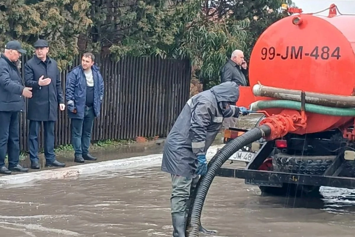 Bakının bəzi ərazilərində yağış kollektorlarında problem yaranıb — İcra başçıları hadisə yerində (FOTO)