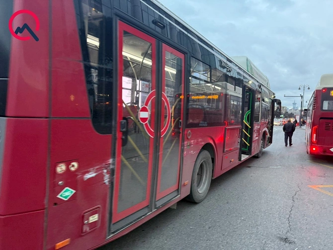 “Gənclik”də 2 marşrut avtobusu toqquşdu — FOTO