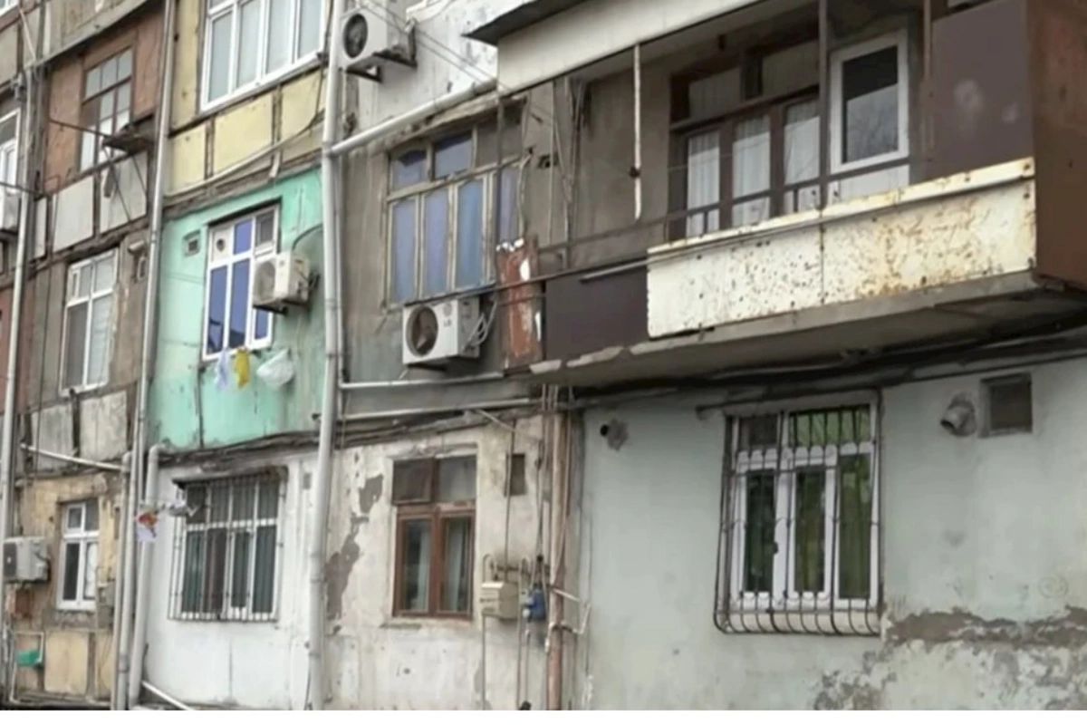Sumqayıtda ölüm növbəsi gözləyən bina — VİDEO