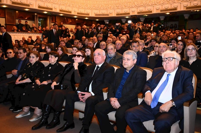Xalq artisti Rasim Balayev son mənzilə yola salınıb — FOTOLAR Xalq artisti Rasim Balayev son mənzilə yola salınıb — FOTOLAR