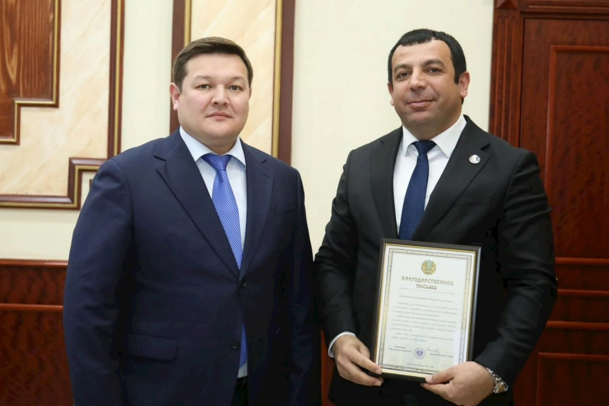 Qazaxıstan prezidenti azərbaycanlı ictimai fəala təşəkkür etdi — FOTOLAR