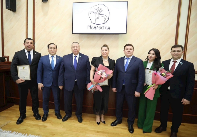 Qazaxıstan prezidenti azərbaycanlı ictimai fəala təşəkkür etdi — FOTOLAR